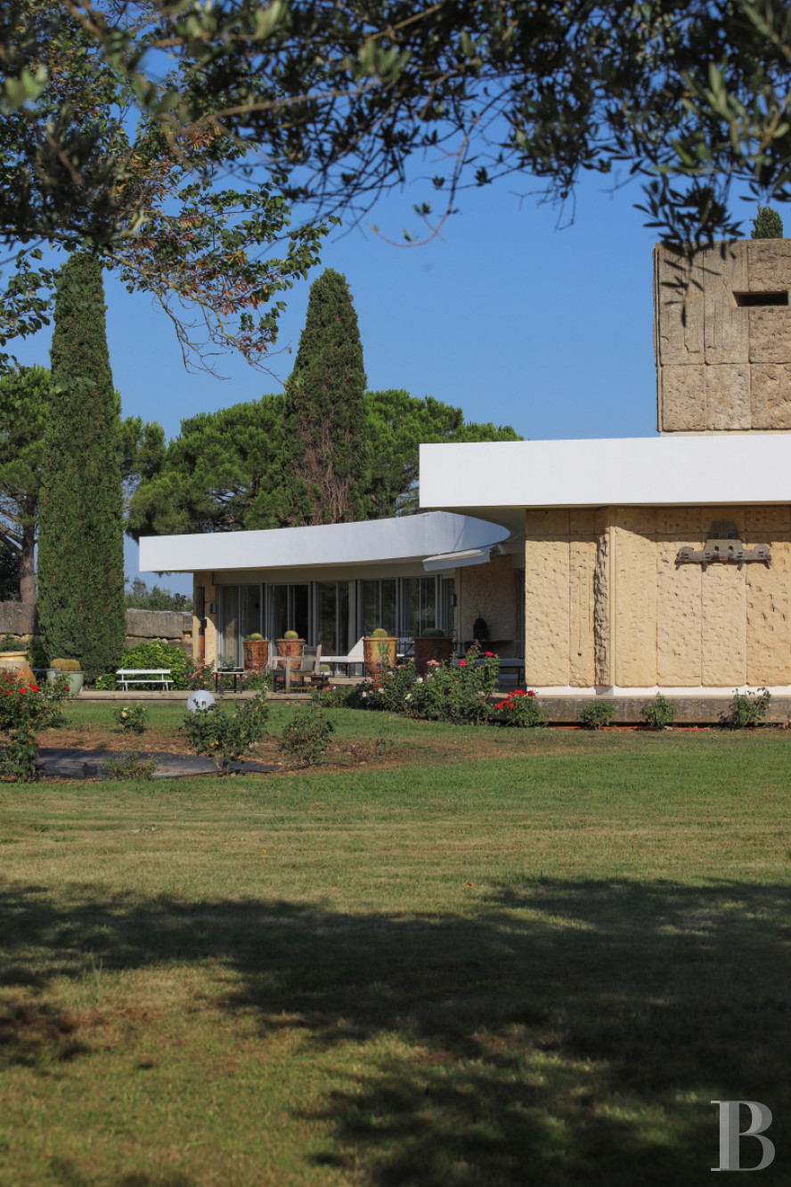 A villa designed and built by a Modernist architect in the heart of an arboreal estate close to Nîmes - photo  n°3